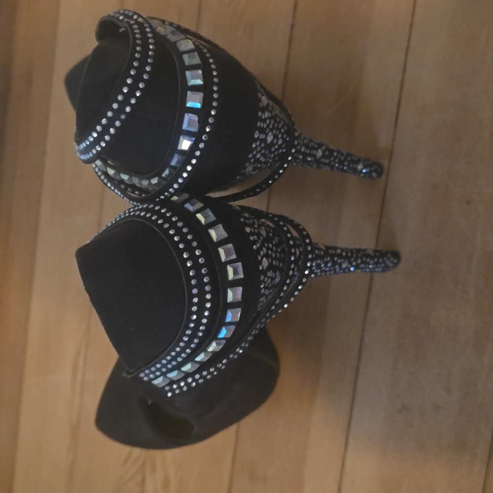 Speed limit 98 black and jewel heels